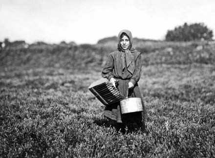 Lewis Hine - Carrie Maderyos ready to pick. Said 12 years old. Falmouth, Swift's Bog, Massachusetts, 1911